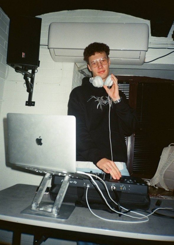 DJ Curly за ноутбуком, чёрно-белое
